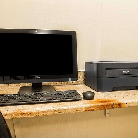 Comfort Inn Whitehall Near Michigan'S Adventure Экстерьер фото