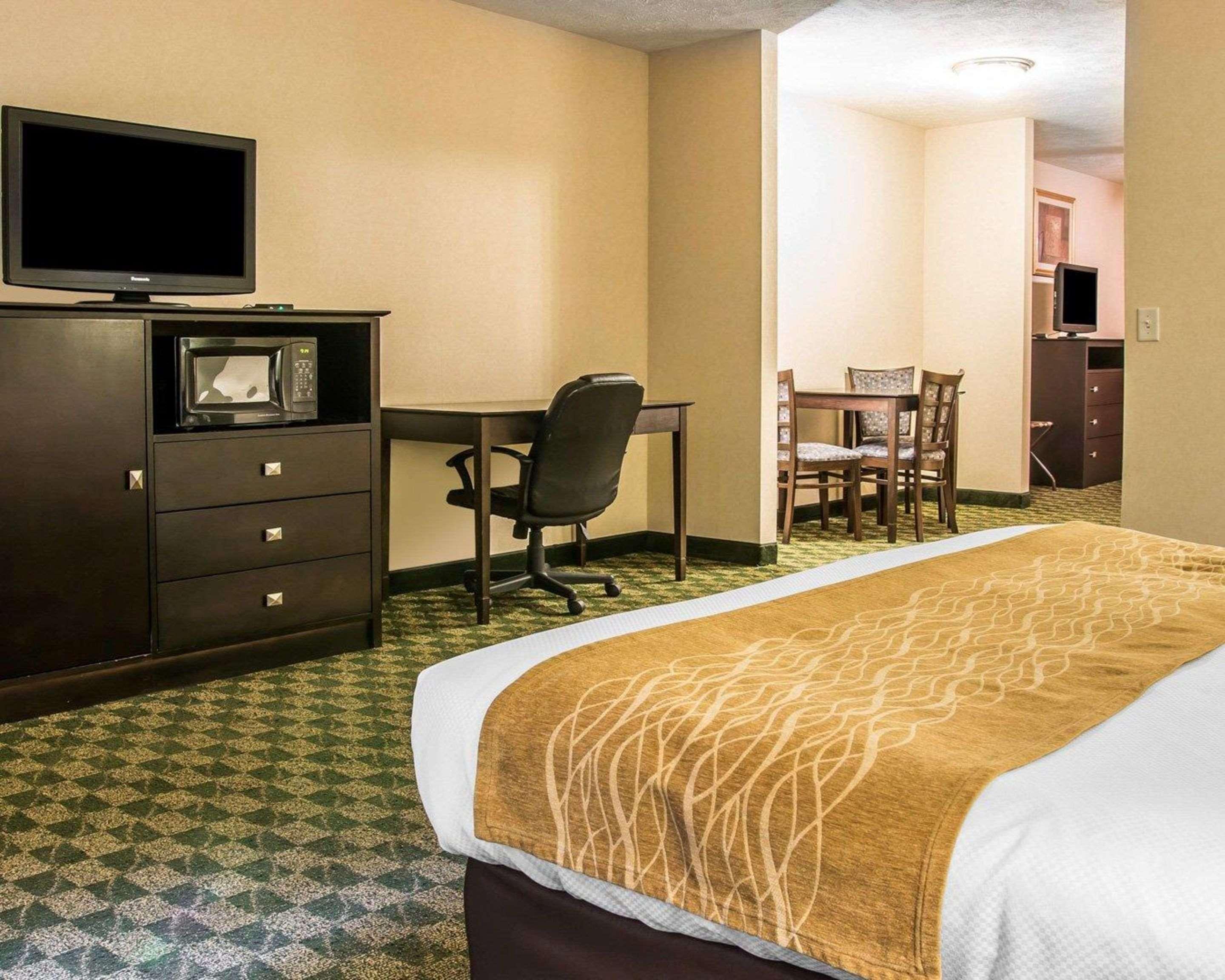 Comfort Inn Whitehall Near Michigan'S Adventure Экстерьер фото