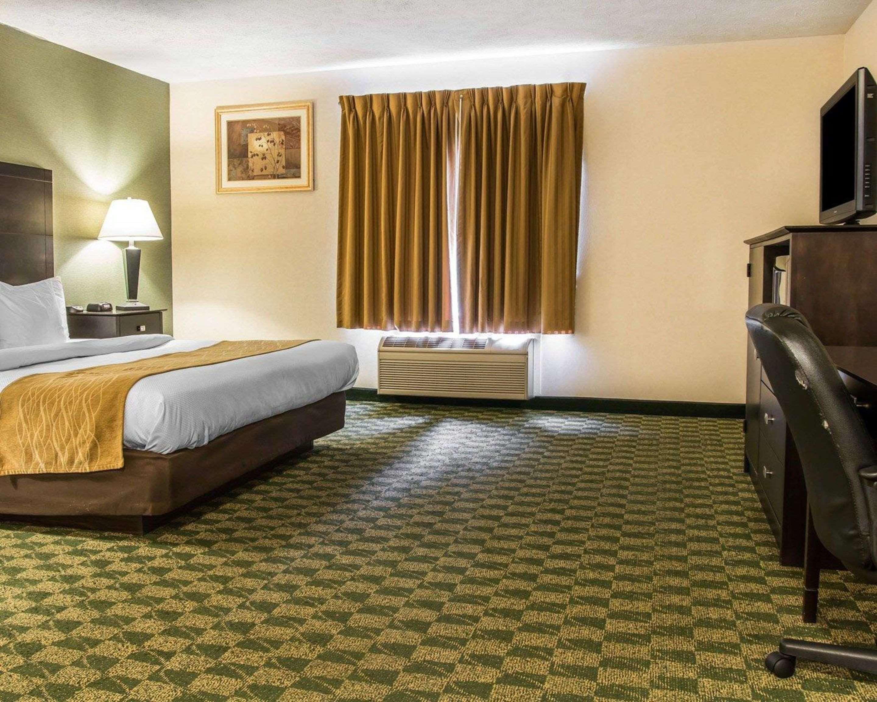 Comfort Inn Whitehall Near Michigan'S Adventure Экстерьер фото