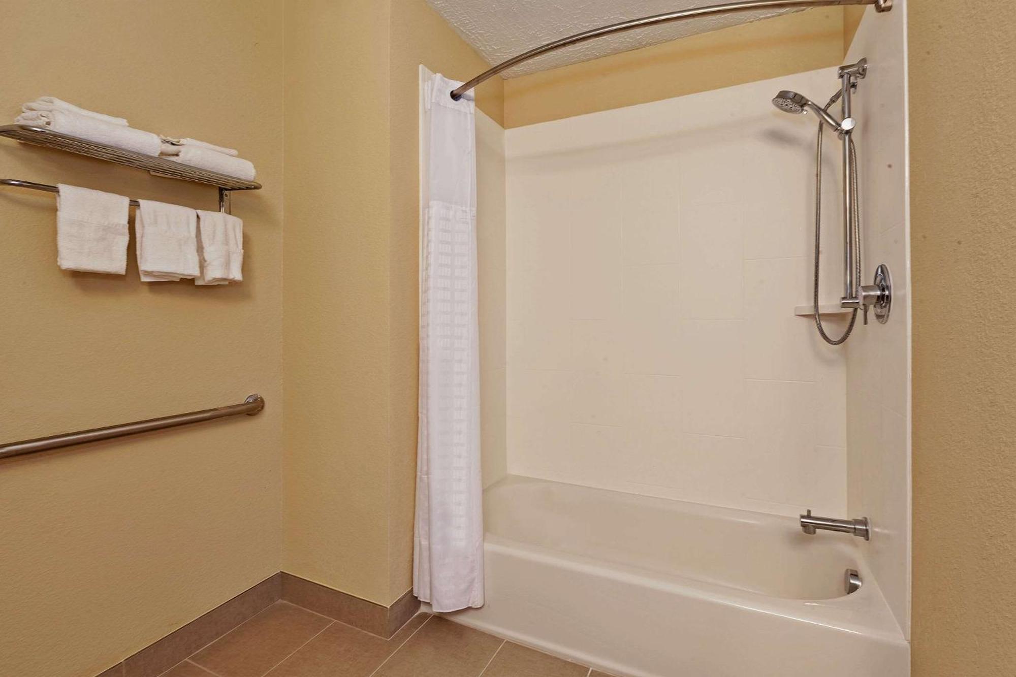 Comfort Inn Whitehall Near Michigan'S Adventure Экстерьер фото