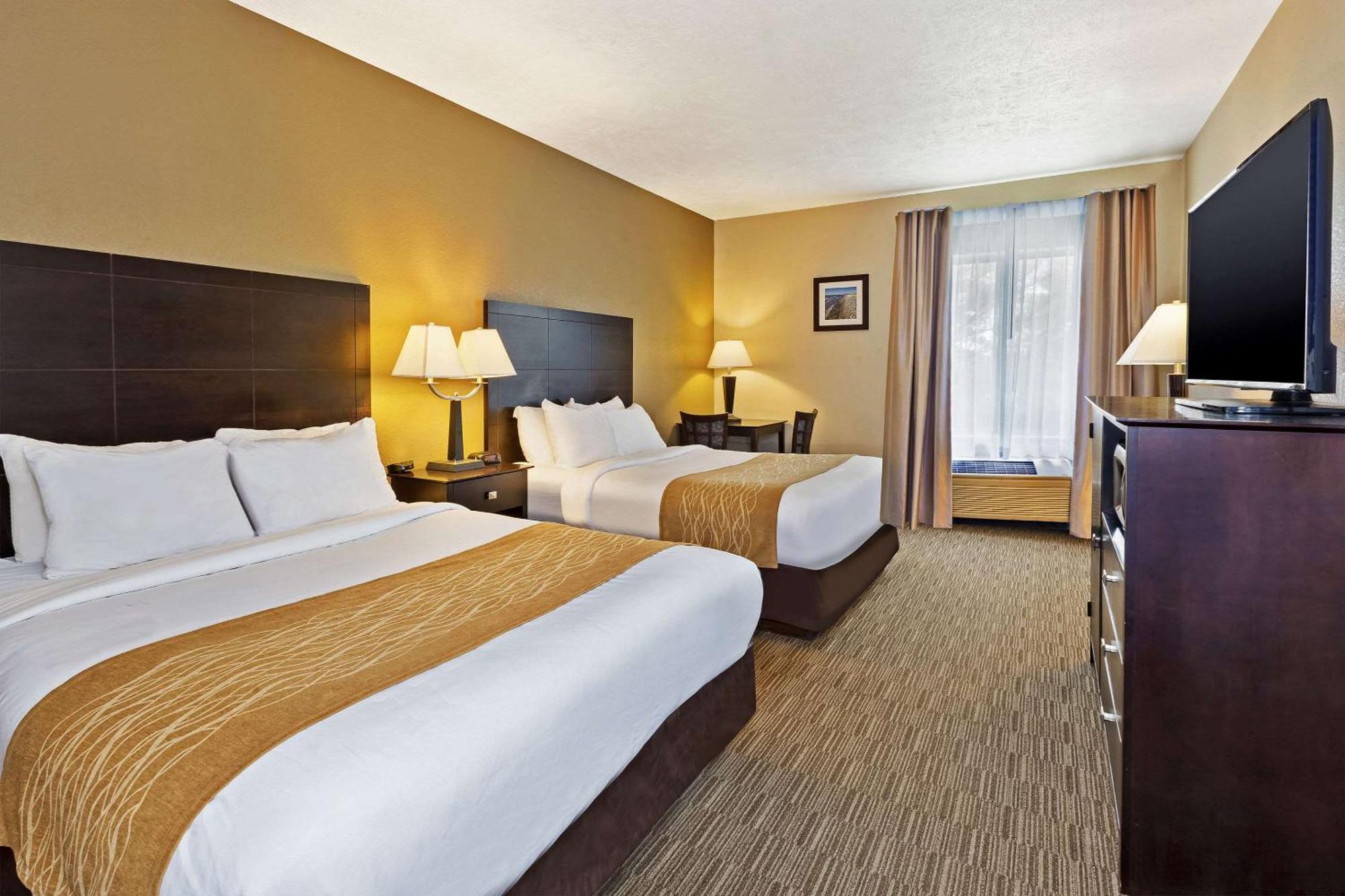 Comfort Inn Whitehall Near Michigan'S Adventure Экстерьер фото
