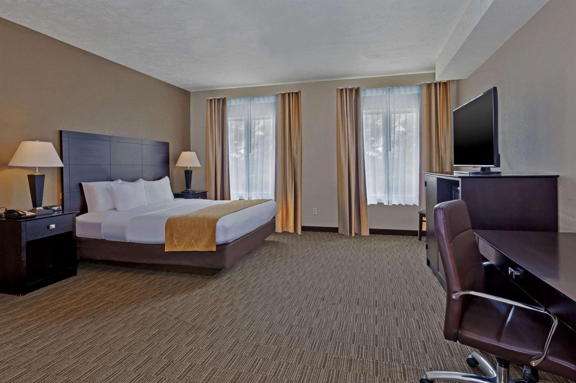 Comfort Inn Whitehall Near Michigan'S Adventure Экстерьер фото