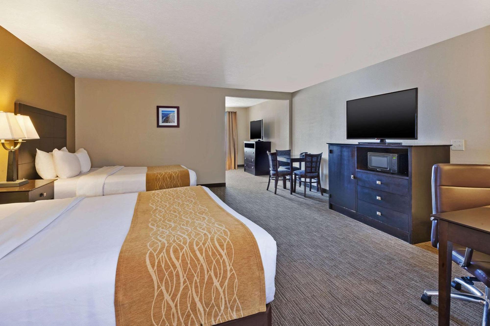 Comfort Inn Whitehall Near Michigan'S Adventure Экстерьер фото