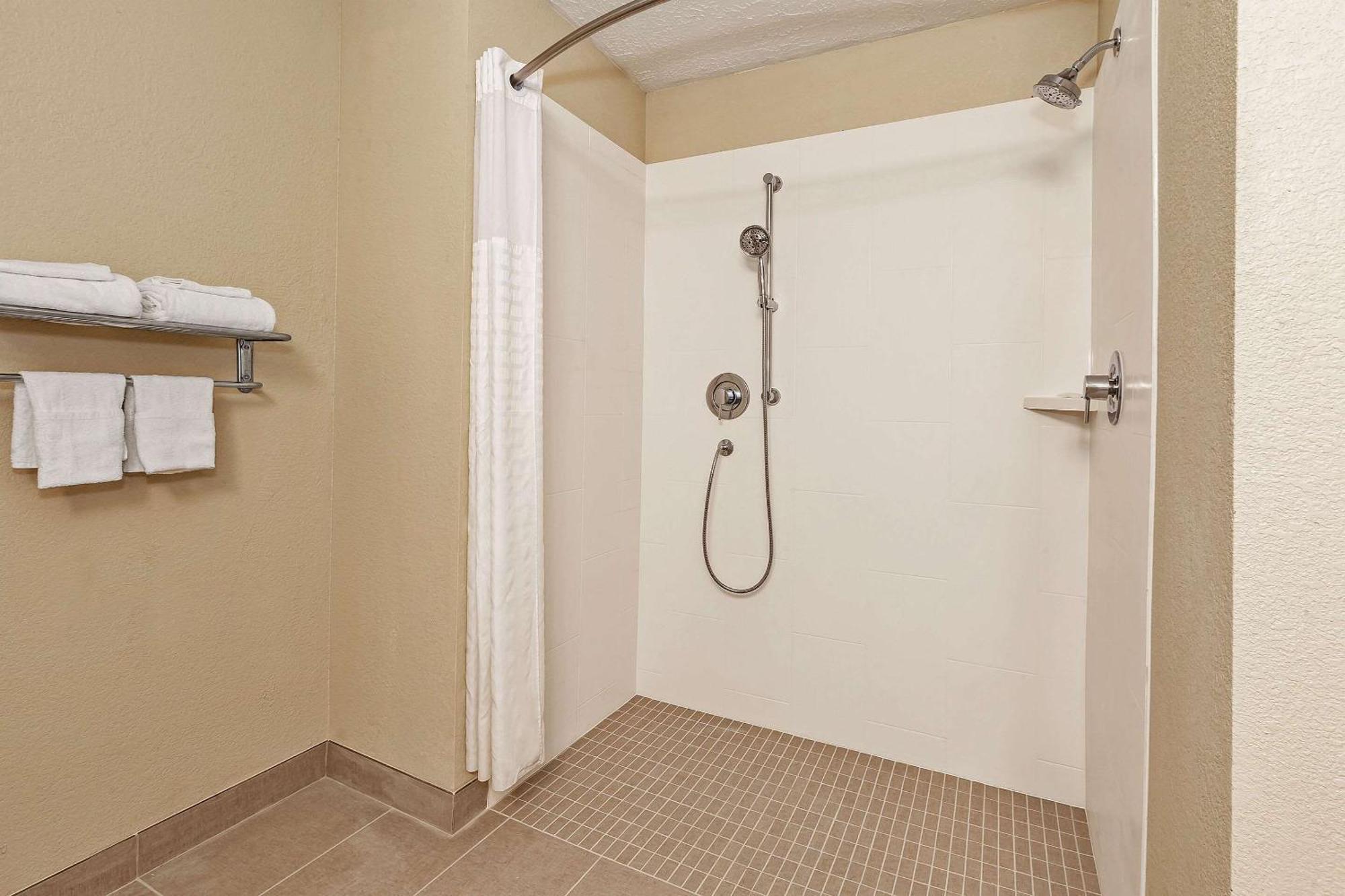 Comfort Inn Whitehall Near Michigan'S Adventure Экстерьер фото