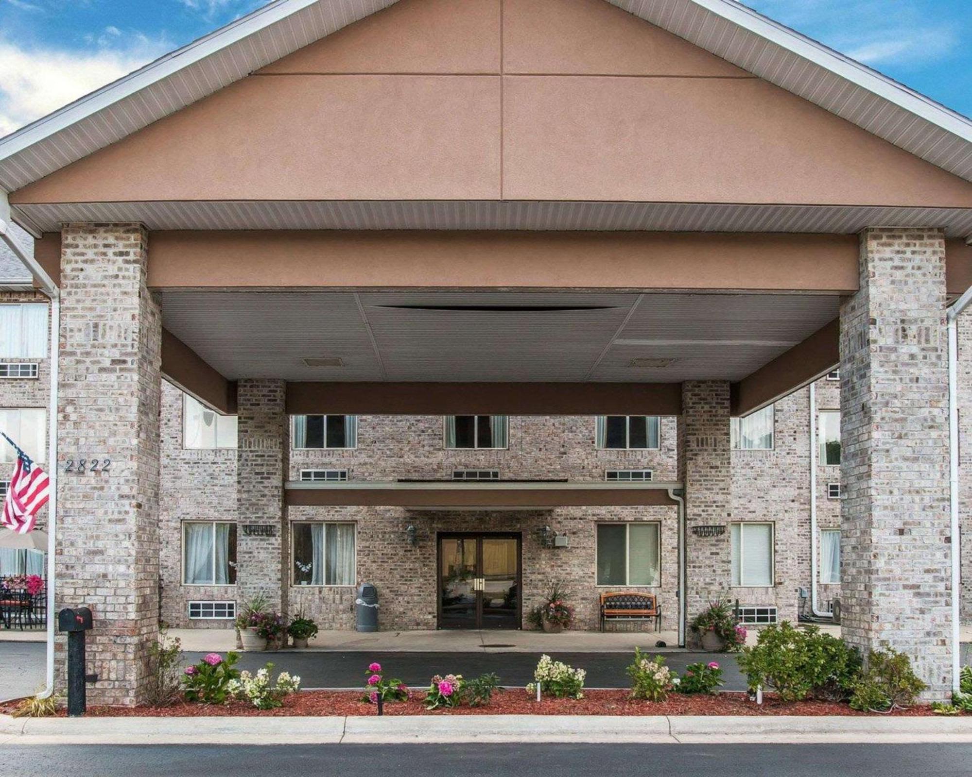 Comfort Inn Whitehall Near Michigan'S Adventure Экстерьер фото