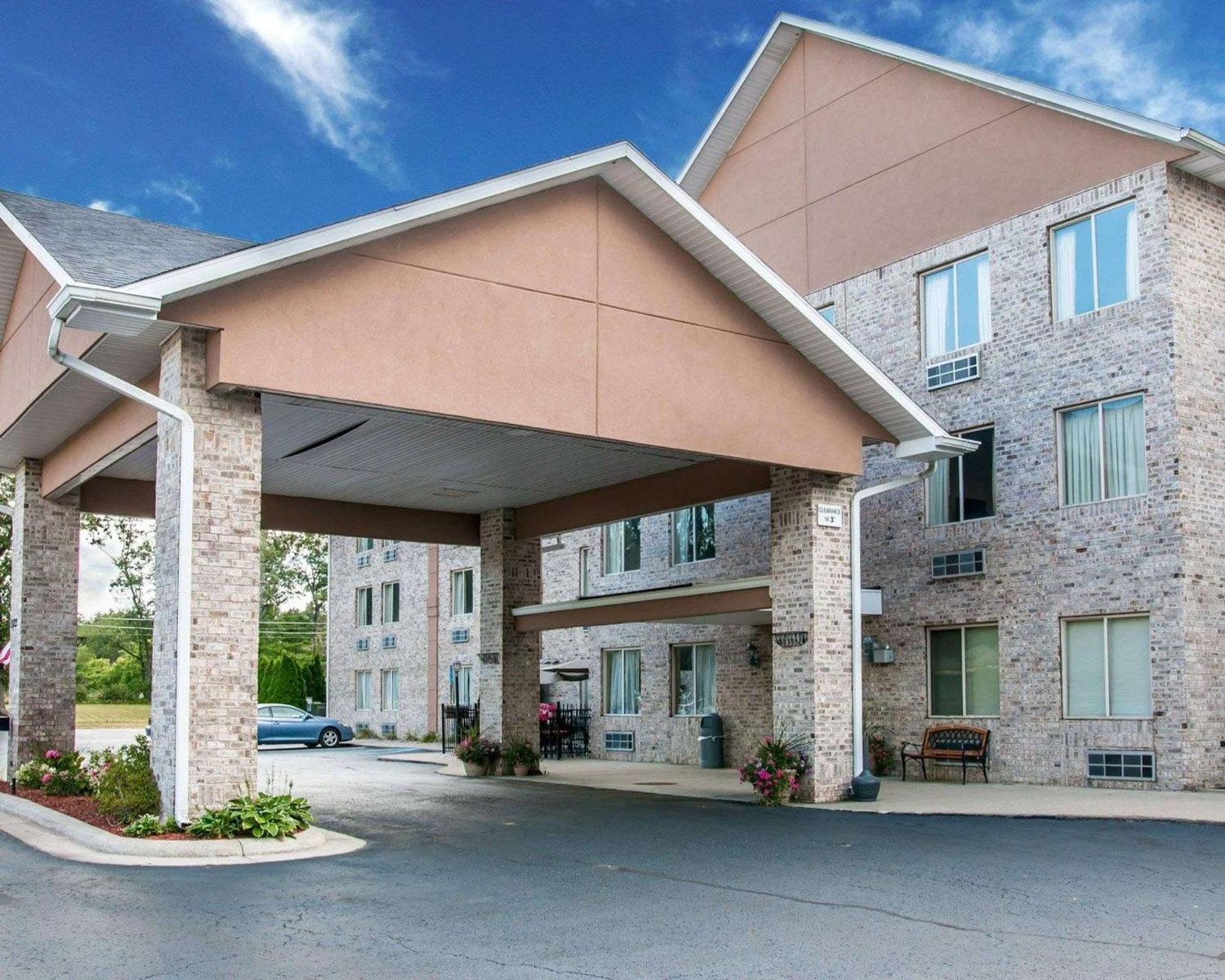 Comfort Inn Whitehall Near Michigan'S Adventure Экстерьер фото